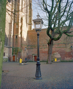 842137 Afbeelding van een 'klassieke' straatlantaarn, model 'Pyke Koch', op het Domplein te Utrecht.